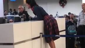 Una pasajera alterada por no poder acceder a su vuelo.