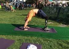 Dan Nevins practica yoga al aire libre.