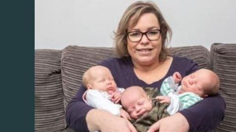 Bienias dio a luz dos niñas y un niño.