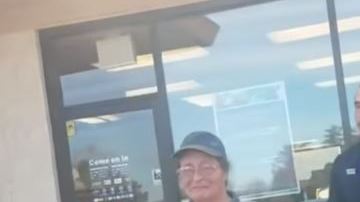 La mujer le comentó que tenía una necesidad urgente qué resolver.
