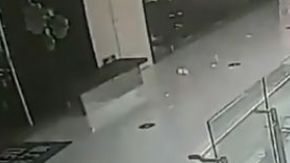 La menor salió del restaurante en un andador.