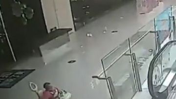 La menor salió del restaurante en un andador.