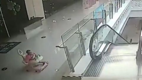 La menor salió del restaurante en un andador.