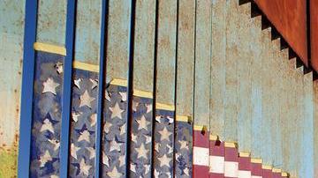 Vista de una valla metálica que separa la frontera de México con Estados Unidos