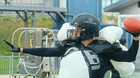 Matt Leinart, ex  jugador de la NFL, participa en el comercial de Lexus para el Super Bowl