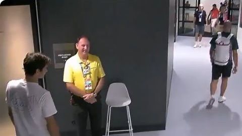 Roger Federer fue detenido unos instantes, por no portar su acreditación