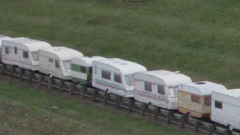 Remolcó 15 caravanas, o casas remolque, para demostrar su poder