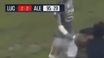 Giancarlo Favarin le propinó un brutal cabezazo a un auxiliar del equipo rival