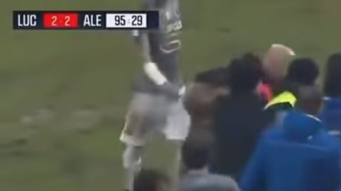 Giancarlo Favarin le propinó un brutal cabezazo a un auxiliar del equipo rival