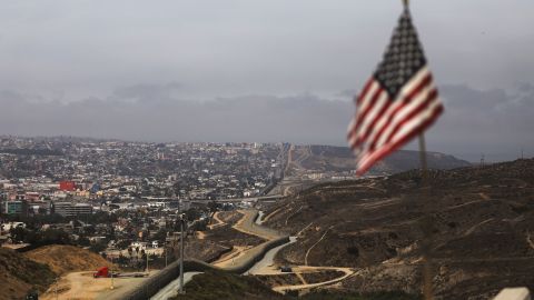 La foto muestra una sección de la frontera entre Tijuana, Mexico, y San Diego, California, EEUU.