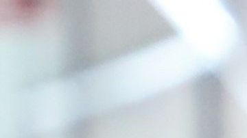 El presidente francés Emmanuel Macron (derecha) saluda de mano al ex-CEO de Renault-Nissan-Mitsubishi Alliance Carlos Ghosn (izquierda) durante una visita a la fábrica de Renault, en Maubeuge, norte de Francia, el 8 de noviembre de 2018