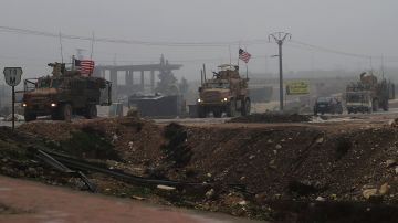Una foto tomada el 30 de diciembre de 2018 muestra vehículos militares de EEUU en la ciudad Manbij en Siria.