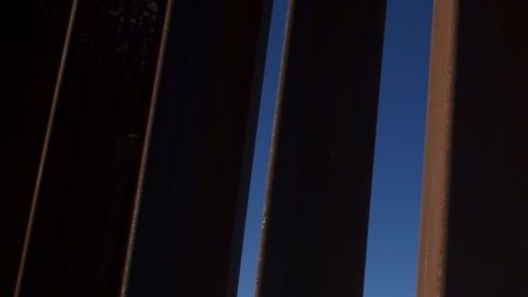 El modelo de bolardos de acero para el muro.