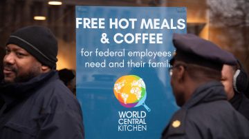 World Central Kitchen atendió este miércoles a hombres y mujeres que 26 días después de la parálisis parcial de la administración estadounidense siguen sin recibir su pago.