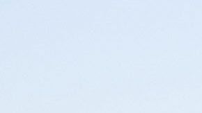 Inmigrantes hondureños durante la segunda caravana migrante cruzan el puente internacional entre Guatemala y México.