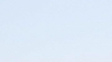 Inmigrantes hondureños durante la segunda caravana migrante cruzan el puente internacional entre Guatemala y México.