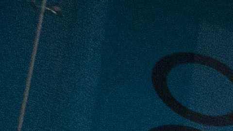 Peatones y ciclistas enfrentan temperaturas muy frías en NY.