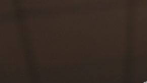 El abogado de la NFL Michael Buchwald sostiene en su mano boletos falsos para el Super Bowl LIII.