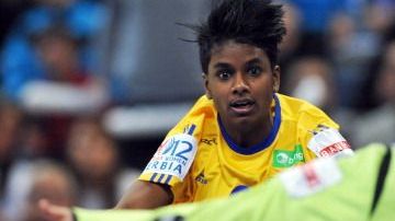 Louise "Loui" Sand decidió ponerle fin a su carrera como jugadora de balónmano, para someterse a un tratamiento de hormonas