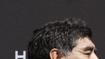 Diego Armando Maradona y Pelé se abrazan durante un evento en París en 2016.