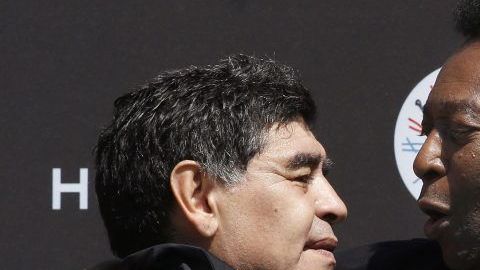 Diego Armando Maradona y Pelé se abrazan durante un evento en París en 2016.