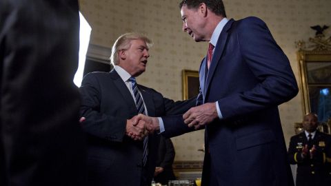 Donald Trump saluda a James Comey en la Casa Blanca, el 22 de enero de 2017.