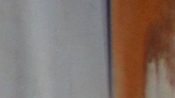 Los inmigrantes usaron una escalera para superar el muro