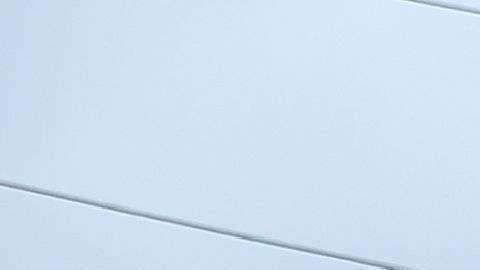 Turistas junto a prototipos del Muro Fronterizo