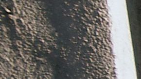 La basura se acumula cerca de un mural en Skid Row ubicado en el centro de Los Ángeles.