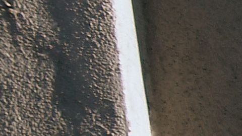 La basura se acumula cerca de un mural en Skid Row ubicado en el centro de Los Ángeles.