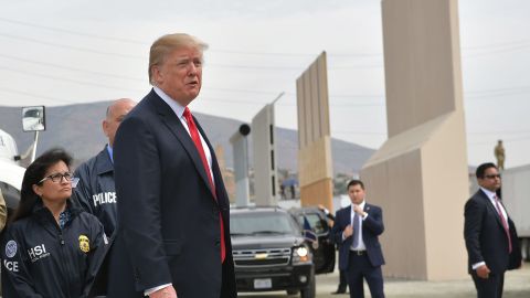 Trump no da su brazo a torcer en la construcción del muro fronterizo.