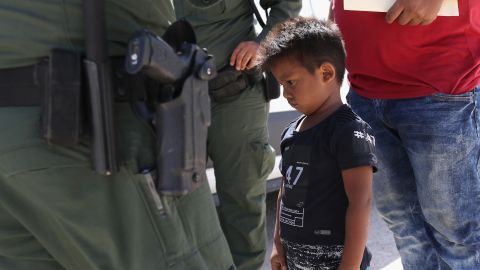 Un niño y un padre son detenidos por agentes de la Patrulla Fronteriza cerca de la frontera.