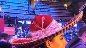 La reportera mexicana Gina Holguín hizo comer escorpiones a jugadores de la NFL.