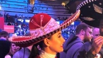 La reportera mexicana Gina Holguín hizo comer escorpiones a jugadores de la NFL.