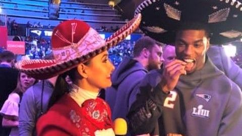 La reportera mexicana Gina Holguín hizo comer escorpiones a jugadores de la NFL.