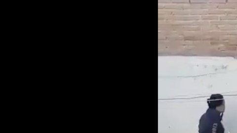 La madre golpea al niño.