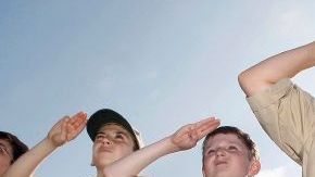 Boy Scouts saludan durante un evento. Al aceptar  miembros gay, la organización revirtió  una norma que data desde hace 103 años.