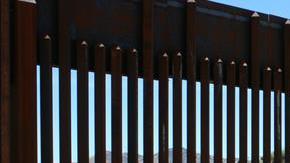 Agentes de la Patrulla Fronteriza (CBP) patrullan en el sector de Tucson, Arizona.