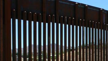Agentes de la Patrulla Fronteriza (CBP) patrullan en el sector de Tucson, Arizona.