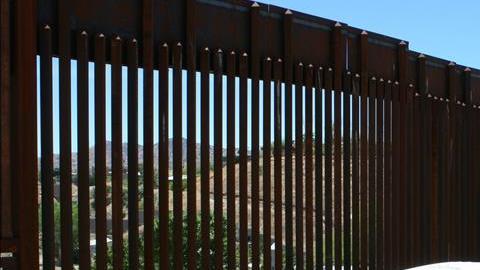 Agentes de la Patrulla Fronteriza (CBP) patrullan en el sector de Tucson, Arizona.
