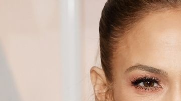 Jennifer López llevó este estilo de maquillaje natural durante la alfombra de los pasados  premios Oscar.