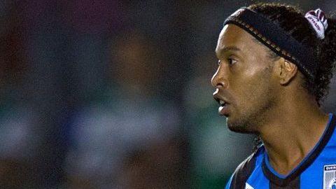 El brasileño Ronaldinho cuando jugaba en los Gallos Blancos de Querétaro de México.