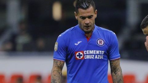 Édgar Méndez y Milton Caraglio se lamentan tras una nueva derrota del Cruz Azul.