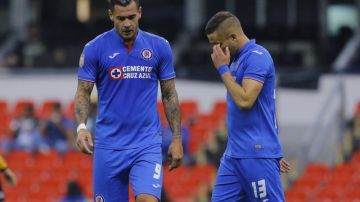 Édgar Méndez y Milton Caraglio se lamentan tras una nueva derrota del Cruz Azul.