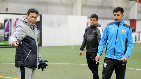 Juan ‘Che Che’ Hernández, Luis Pérez y Armando ‘Woody’ Sánchez impartieron una clínica de futbol a niños. (Javier Quiroz / La Raza)