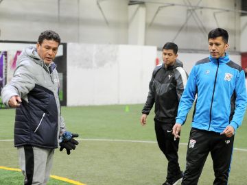Juan ‘Che Che’ Hernández, Luis Pérez y Armando ‘Woody’ Sánchez impartieron una clínica de futbol a niños. (Javier Quiroz / La Raza)