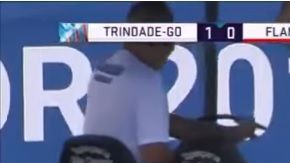 Justo cuando el jugador esperaba asistencia médica, sufrió una inesperada segunda lesión