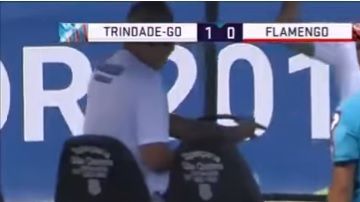 Justo cuando el jugador esperaba asistencia médica, sufrió una inesperada segunda lesión