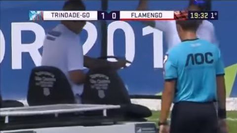 Justo cuando el jugador esperaba asistencia médica, sufrió una inesperada segunda lesión