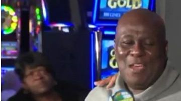 Dave Johnson al recibir su premio